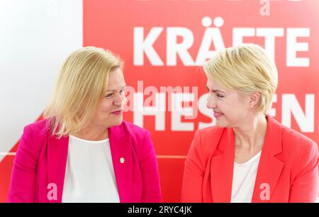 30 septembre 2023, Hesse, Francfort-sur-le-main : Nancy Faeser (l, SPD), première candidate du SPD/ministre fédérale de l'intérieur, et Manuela Schwesig (SPD), ministre-présidente du Mecklembourg-Poméranie occidentale, regardent la campagne électorale du SPD. Le premier candidat du SPD et ministre fédéral de l'intérieur fait une excursion en bateau avec 200 femmes issues de la politique, de la société, des affaires, des sciences, de la culture et des sports. Photo : Andreas Arnold/dpa Banque D'Images