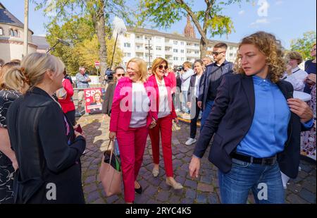 30 septembre 2023, Hesse, Francfort-sur-le-main : Nancy Faeser (SPD), première candidate du SPD/ministre fédéral de l'intérieur, et Malu Dreyer (SPD), ministre-président de Rhénanie-Palatinat, embarquent ensemble. Le premier candidat du SPD et ministre fédéral de l'intérieur part en croisière avec 200 femmes issues de la politique, de la société, des affaires, des sciences, de la culture et des sports. Photo : Andreas Arnold/dpa Banque D'Images