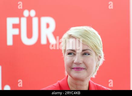 30 septembre 2023, Hesse, Francfort-sur-le-main : Manuela Schwesig (SPD), ministre-présidente du Mecklembourg-Poméranie occidentale, monte sur le podium lors de la campagne électorale du SPD. Le premier candidat du SPD et ministre fédéral de l'intérieur part en croisière avec 200 femmes issues de la politique, de la société, des affaires, des sciences, de la culture et des sports. Photo : Andreas Arnold/dpa Banque D'Images