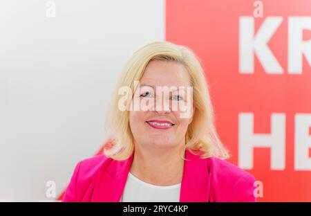 30 septembre 2023, Hesse, Francfort-sur-le-main : Nancy Faeser (SPD), première candidate du SPD/ministre fédéral de l'intérieur, monte sur le podium lors de la campagne électorale du SPD. Le premier candidat du SPD et ministre fédéral de l'intérieur fait une excursion en bateau avec 200 femmes issues de la politique, de la société, des affaires, des sciences, de la culture et des sports. Les femmes Premier ministres de Rhénanie-Palatinat, de Sarre et de Mecklembourg-Poméranie occidentale sont également présentes. Photo : Andreas Arnold/dpa Banque D'Images