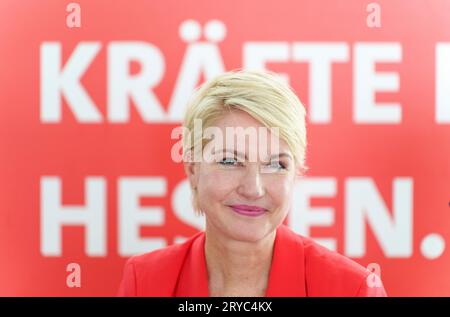 30 septembre 2023, Hesse, Francfort-sur-le-main : Manuela Schwesig (SPD), ministre-présidente du Mecklembourg-Poméranie occidentale, monte sur le podium lors de la campagne électorale du SPD. Le premier candidat du SPD et ministre fédéral de l'intérieur part en croisière avec 200 femmes issues de la politique, de la société, des affaires, des sciences, de la culture et des sports. Photo : Andreas Arnold/dpa Banque D'Images