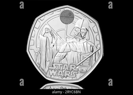 La 2e pièce de la série Star Wars 50p. Il s'agit de l'empereur Palpatine avec Dark Vador sur le revers et le roi Charles III sur l'avers Banque D'Images