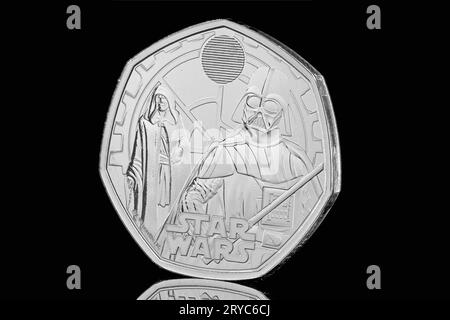 La 2e pièce de la série Star Wars 50p. Il s'agit de l'empereur Palpatine avec Dark Vador sur le revers et le roi Charles III sur l'avers Banque D'Images