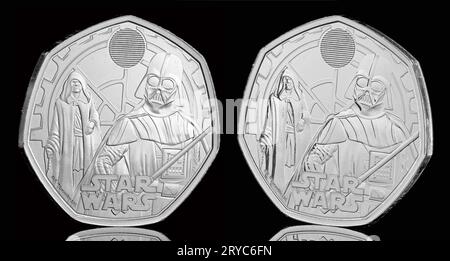 La 2e pièce de la série Star Wars 50p. Il s'agit de l'empereur Palpatine avec Dark Vador sur le revers et le roi Charles III sur l'avers Banque D'Images