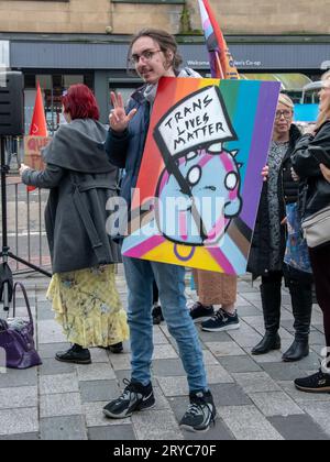 Rutherglen, Écosse Royaume-Uni. 30 septembre 2023 : Cabaret contre le discours de haine protestant contre le Scottish Family Party sur la rue principale de Rutherglen. Banque D'Images