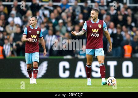 Josh Brownhill de Burnley (à droite) et Josh Cullen semblent abattus après qu'Alexander Isak de Newcastle United (non représenté) ait marqué le deuxième but de leur équipe du match après un penalty lors du match de Premier League à St. James' Park, Newcastle. Date de la photo : Samedi 30 septembre 2023. Banque D'Images