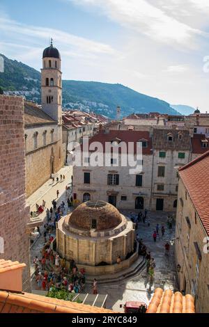 Dubrovnik, Croatie, 13 septembre 2023 : Vieille ville pleine de touristes près de l'église de Saint-Laurent Sauveur et fontaine de Big Onofrio dans la ville de Dubrovnik Banque D'Images