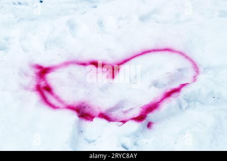 Coeur rouge dessiné dans la neige Banque D'Images