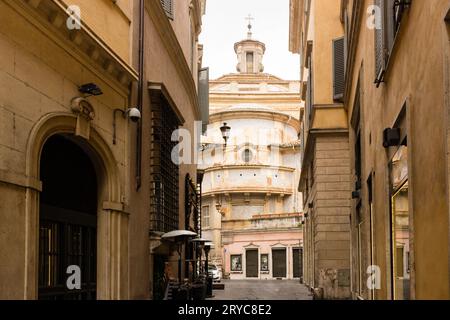 Ruelles de Rome : bâtiments historiques et église Banque D'Images
