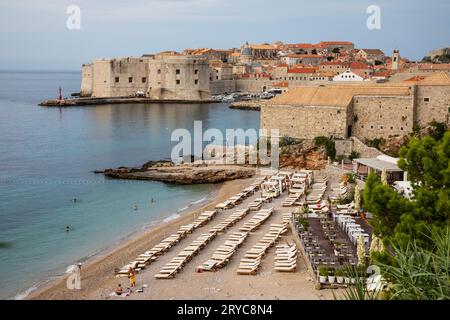 Dubrovnik, Croatie, 13 septembre 2023 : plage de Banje et vue sur la vieille ville Banque D'Images