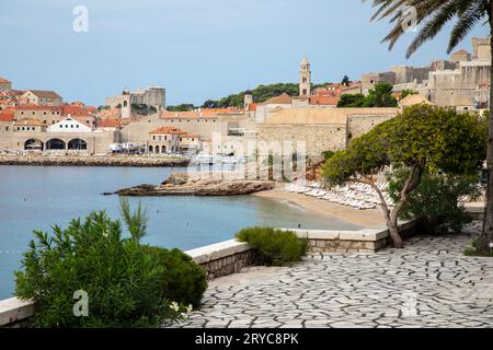 Dubrovnik, Croatie, 13 septembre 2023 : plage de Banje et vue sur la vieille ville Banque D'Images