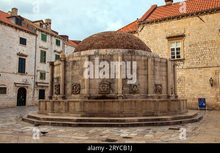 Dubrovnik, Croatie, 15 septembre 2023 : Grande fontaine d'Onofrio dans la vieille ville de Dubrovnik, Croatie Banque D'Images