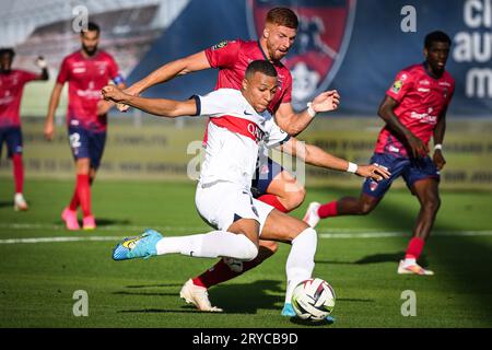 Clermont-Ferrand, France. 30 septembre 2023. Kylian MBAPPE du PSG et Maximiliano CAUFRIEZ de Clermont lors du match de Ligue 1 entre Clermont foot 63 et le Paris Saint-Germain (PSG) au Stade Gabriel-Montpied le 30 septembre 2023 à Clermont-Ferrand, France. (Image de crédit : © Matthieu Mirville/ZUMA Press Wire) USAGE ÉDITORIAL SEULEMENT! Non destiné à UN USAGE commercial ! Banque D'Images