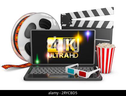 Ordinateur portable 4K, popcorn et bande de film Banque D'Images