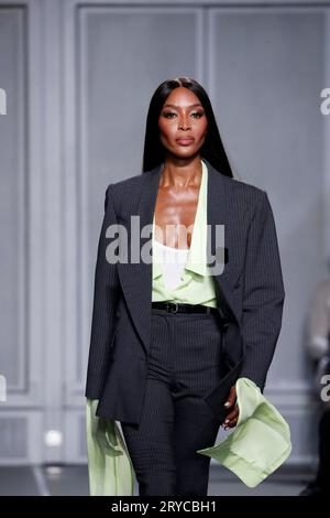 la-mannequin-naomi-campbell-marche-sur-la-piste-du-d-fil-coperni-lors