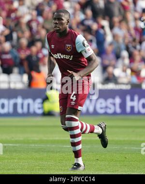 LONDRES, ANGLETERRE - 30 SEPTEMBRE : Kurt Zouma de West Ham United lors du match de Premier League entre West Ham United et Sheffield United au London Stadium le 30 septembre 2023 à Londres, Angleterre. (Photo de Dylan Hepworth/MB Media) Banque D'Images