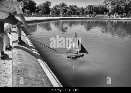 Naviguer loin un voilier modèle sur le lac dans le jardin du Luxembourg, Paris, France Banque D'Images