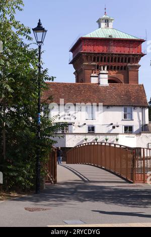 Vue sur Jumbo Water Tower et le pub Hole in the Wall de l'autre côté de la passerelle, Colchester, Essex. Banque D'Images