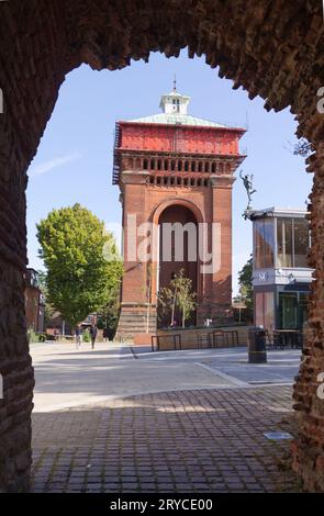 Vue du Jumbo Water Tower depuis Balkerne Gate, la plus grande porte d'entrée de Grande-Bretagne romaine, Colchester, Essex. Banque D'Images