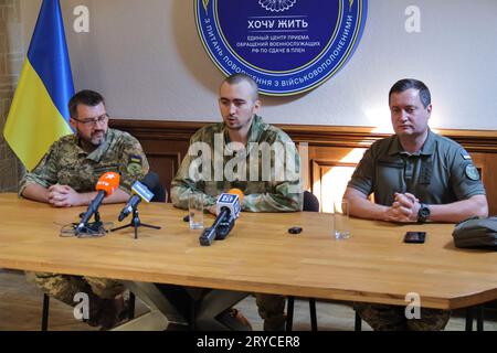 KIEV, UKRAINE - 30 SEPTEMBRE 2023 - le porte-parole du projet I Want to Live, Vitalii Matviienko, l'officier militaire russe Danil Alfyorov et son représentant Banque D'Images