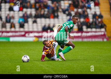 Stade de l'Université de Bradford, Bradford, Angleterre - 30 septembre 2023 Alex Pattison (10) de Bradford City est fauché par Liam Gordon (3) de Walsall - pendant le match Bradford City v Walsall, Sky Bet League Two, 2023/24, The University of Bradford Stadium, Bradford, Angleterre - 30 septembre 2023 crédit: Mathew Marsden/WhiteRosePhotos/Alamy Live News Banque D'Images