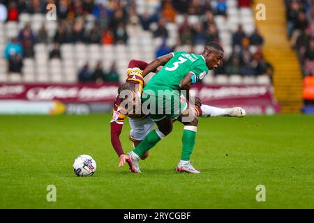 Stade de l'Université de Bradford, Bradford, Angleterre - 30 septembre 2023 Alex Pattison (10) de Bradford City est fauché par Liam Gordon (3) de Walsall - pendant le match Bradford City v Walsall, Sky Bet League Two, 2023/24, The University of Bradford Stadium, Bradford, Angleterre - 30 septembre 2023 crédit: Mathew Marsden/WhiteRosePhotos/Alamy Live News Banque D'Images