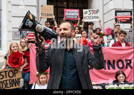 Londres, Royaume-Uni. 30 septembre 2023. Des militants pour le climat, dont Fossil Free London, extinction Rebellion et Just Stop Oil march contre le champ pétrolifère récemment approuvé de Rosebank à l'extérieur du département de la sécurité énergétique et Net Zero Department avant de marcher sur la place du Parlement vers l'ambassade de Norvège. Crédit : Andrea Domeniconi/Alamy Live News Banque D'Images