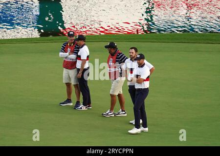 Le capitaine américain Zach Johnson avec Joe LaCava (à gauche), caddie de l'américain Patrick Cantlay le 18e après les quatre balles du deuxième jour de la 44e Ryder Cup au Marco Simone Golf and Country Club, Rome, Italie. Date de la photo : Samedi 30 septembre 2023. Banque D'Images