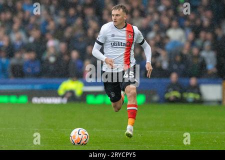 Alfie Doughty #45 de Luton Town F.C en action lors du match de Premier League entre Everton et Luton Town à Goodison Park, Liverpool le samedi 30 septembre 2023. (Photo : Mike Morese | MI News) crédit : MI News & Sport / Alamy Live News Banque D'Images