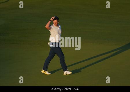 Rory McIlroy, de l'équipe d'Europe, a suivi son putt le 16e jour lors des quatre balles du 44e jour de la Ryder Cup au Marco Simone Golf and Country Club, Rome, Italie. Date de la photo : Samedi 30 septembre 2023. Banque D'Images