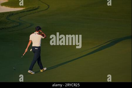 Rory McIlroy, de l'équipe d'Europe, a suivi son putt le 16e jour lors des quatre balles du 44e jour de la Ryder Cup au Marco Simone Golf and Country Club, Rome, Italie. Date de la photo : Samedi 30 septembre 2023. Banque D'Images