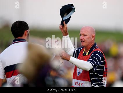 Joe LaCava, caddie de l'américain Patrick Cantlay (à gauche) le 18e lors des quatre balles du deuxième jour de la 44e Ryder Cup au Marco Simone Golf and Country Club, Rome, Italie. Date de la photo : Samedi 30 septembre 2023. Banque D'Images