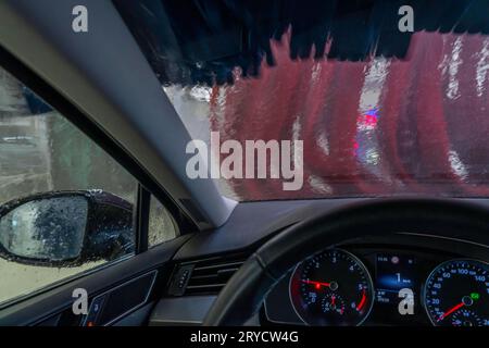 Auto in einer automatischen Waschanlage, Autowaschstraße, Autowaschanlage *** voiture dans un lavage automatique de voiture, ligne de lavage de voiture, lavage de voiture crédit : Imago / Alamy Live News Banque D'Images