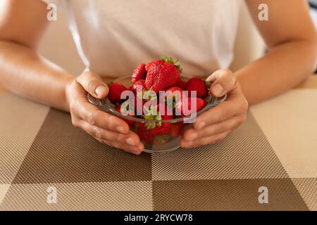Fraises aromatiques dans les mains d'une femme gros plan Banque D'Images