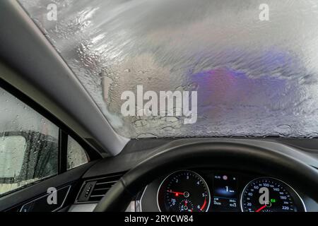 Auto in einer automatischen Waschanlage, Autowaschstraße, Autowaschanlage *** voiture dans un lavage automatique de voiture, ligne de lavage de voiture, lavage de voiture crédit : Imago / Alamy Live News Banque D'Images