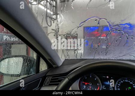 Auto in einer automatischen Waschanlage, Autowaschstraße, Autowaschanlage *** voiture dans un lavage automatique de voiture, ligne de lavage de voiture, lavage de voiture crédit : Imago / Alamy Live News Banque D'Images