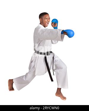 homme de karaté afro-américain dans une position de combat, exerçant son kata, en kimono blanc uniforme avec ceinture et gants Banque D'Images