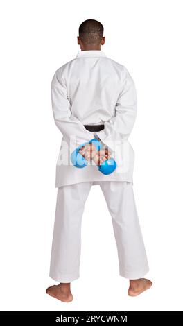 homme de karaté afro-américain, debout avec le dos, en kimono blanc uniforme avec ceinture et gants Banque D'Images