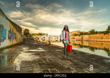 Shopping mature le long du pont romain Banque D'Images