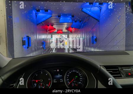 Auto in einer automatischen Waschanlage, Autowaschstraße, Trocknung, Autowaschanlage *** voiture dans un lavage automatique de voiture, ligne de lavage de voiture, séchage, lavage de voiture crédit : Imago / Alamy Live News Banque D'Images