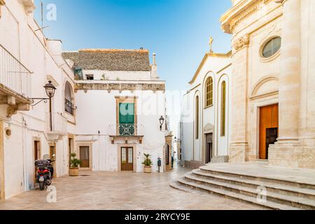 Place italienne typique dans un petit village dans les Pouilles Banque D'Images