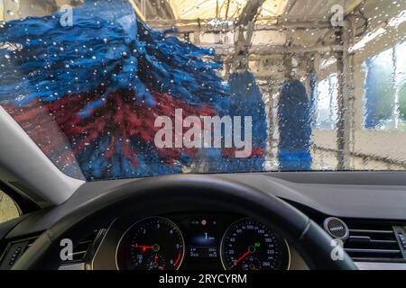 Auto in einer automatischen Waschanlage, Autowaschstraße, Autowaschanlage *** voiture dans un lavage automatique de voiture, ligne de lavage de voiture, lavage de voiture crédit : Imago / Alamy Live News Banque D'Images