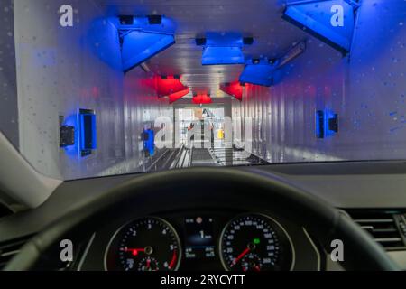 Auto in einer automatischen Waschanlage, Autowaschstraße, Trocknung, Autowaschanlage *** voiture dans un lavage automatique de voiture, ligne de lavage de voiture, séchage, lavage de voiture crédit : Imago / Alamy Live News Banque D'Images