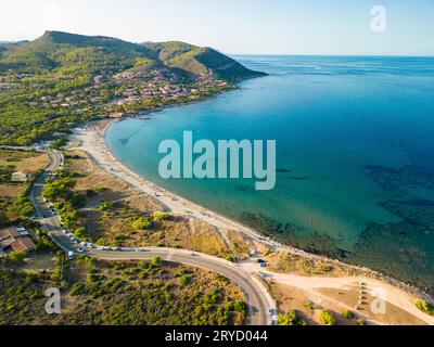 Drone aérien vue panoramique de la plage de Porto Tramatzu et de la ville, Sardaigne, Italie Banque D'Images
