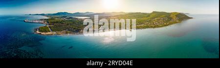 Drone aérien vue panoramique de la plage de Porto Tramatzu et de la ville, Sardaigne, Italie Banque D'Images