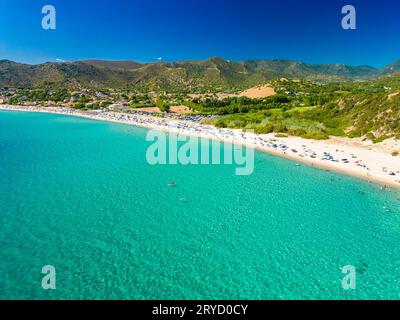 Drone aérien vue panoramique de la plage de Solanas dans la province de Sinnai en Sardaigne, Italie Banque D'Images