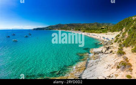 Drone aérien vue panoramique de la plage de Solanas dans la province de Sinnai en Sardaigne, Italie Banque D'Images