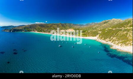 Drone aérien vue panoramique de la plage de Solanas dans la province de Sinnai en Sardaigne, Italie Banque D'Images