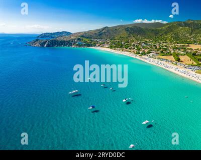 Drone aérien vue panoramique de la plage de Solanas dans la province de Sinnai en Sardaigne, Italie Banque D'Images