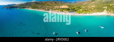 Drone aérien vue panoramique de la plage de Solanas dans la province de Sinnai en Sardaigne, Italie Banque D'Images